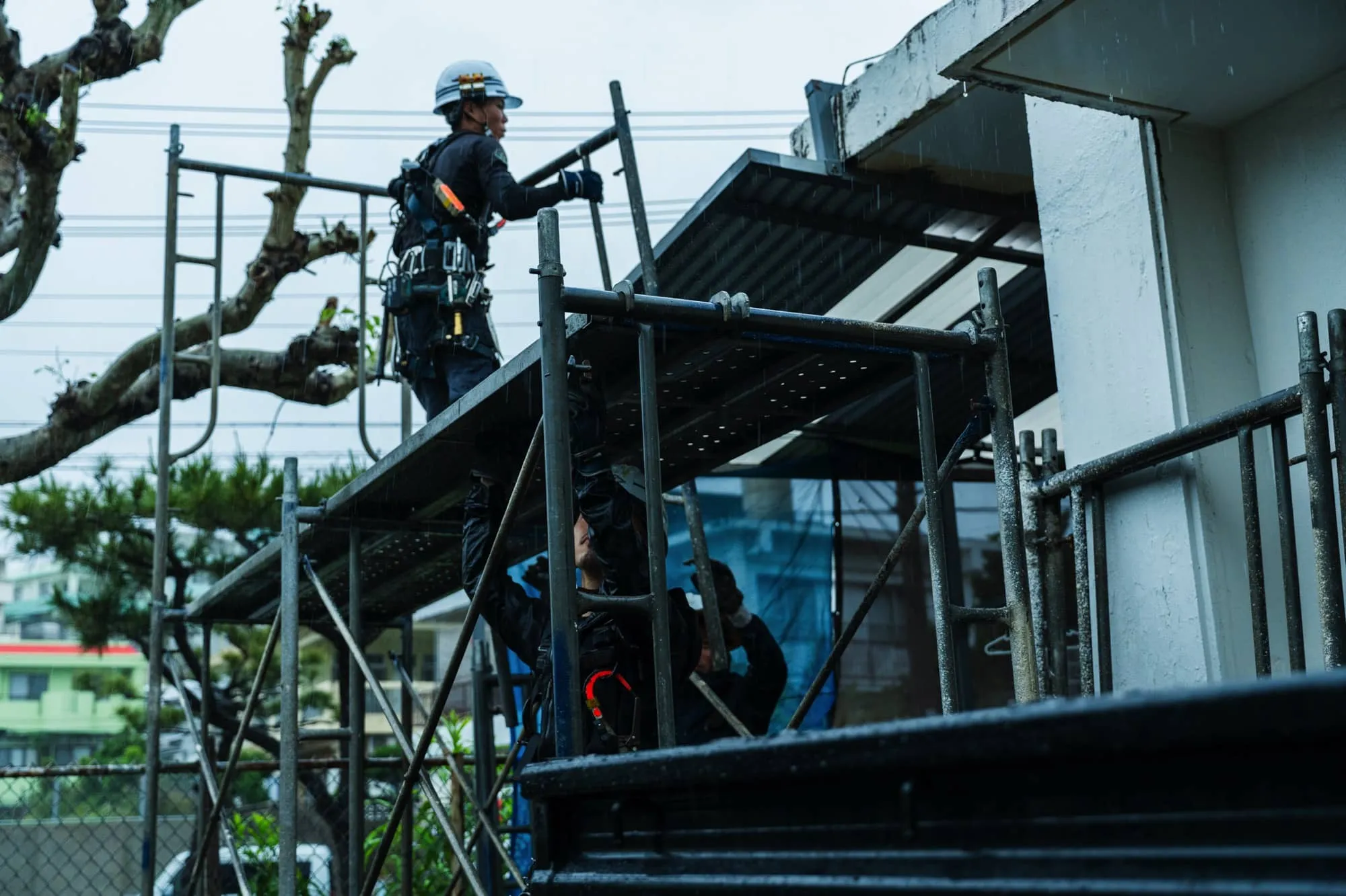 【沖縄の住まいを支える】現場の安全と効率を追求する足場工事